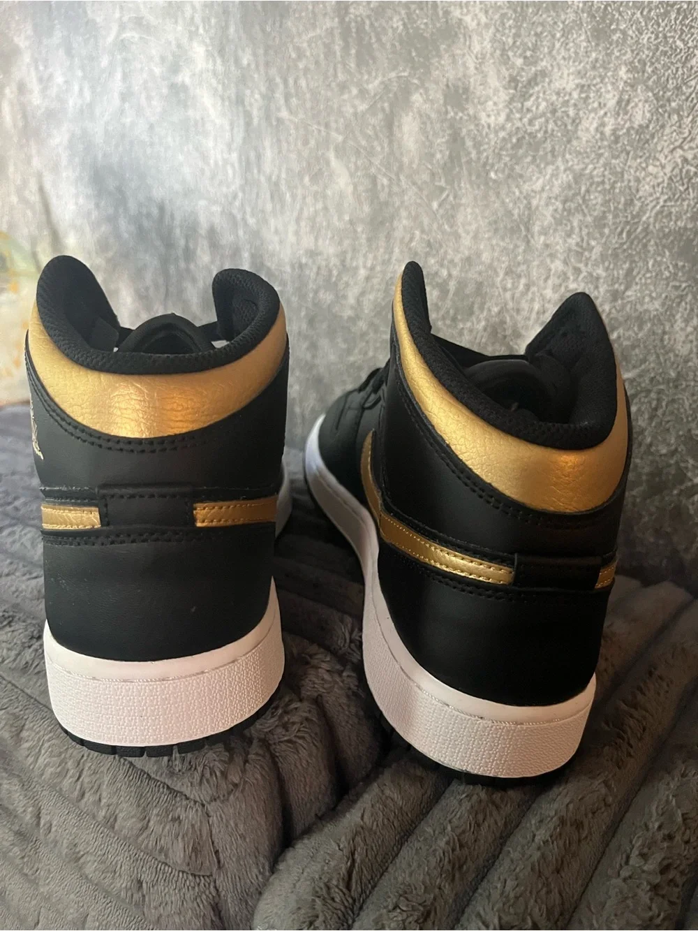 Air Jordan 1 mid GS 6.5 youth 8 women black gold NEW